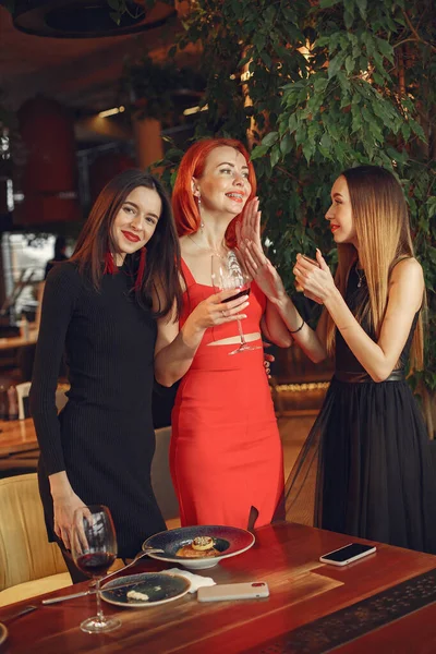 Bir grup kadın şık bir restoranda vakit geçiriyor.