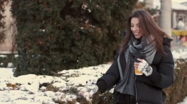 Parkta yürürken kahve içen mutlu kız.