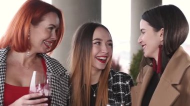 Bayan arkadaşlar rahatlıyor, şampanya içiyor ve sohbet ediyorlar.