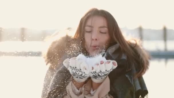 Çekici Avrupalı kadın parka kar atıyor ve gülümsüyor — Stok video