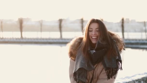 Aantrekkelijke Europese vrouw gooien sneeuw in het park en glimlachen — Stockvideo