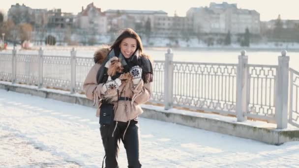 요크셔 테리어와 겨울 공원에서 산책하는 행복 한 소녀 주인 — 비디오