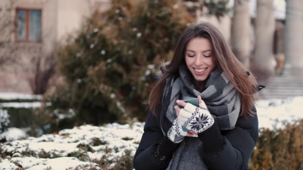 Parkta yürürken kahve içen mutlu kız. — Stok video