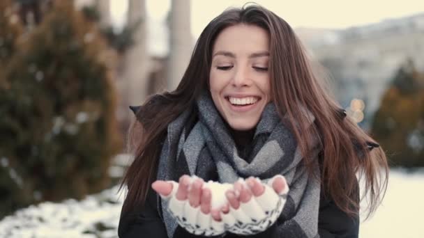 Attraente donna europea che getta neve nel parco e sorride — Video Stock