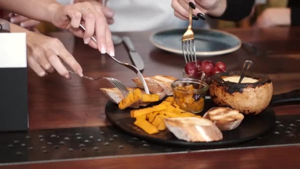 Εστιατόριο σνακ που μοιράζονται μεταξύ της εταιρείας με πιρούνια — Αρχείο Βίντεο