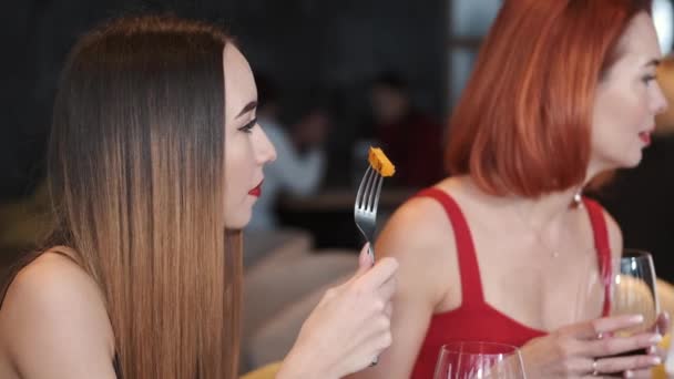 Jovens felizes bebendo vinho e conversando no restaurante — Vídeo de Stock