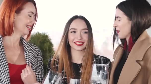 Mujeres amigas relajándose, bebiendo champán y charlando — Vídeos de Stock
