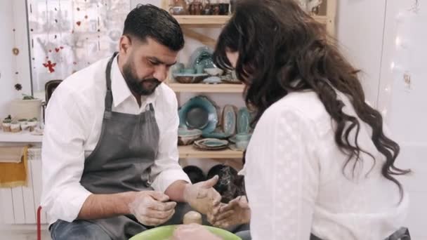Happy gift midaldrende par har en dato i keramik workshop – Stock-video