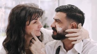 Mutlu orta yaşlı çift çömlek atölyesinde buluşuyor.