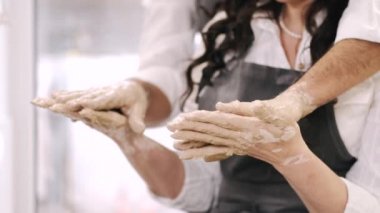Mutlu orta yaşlı çift çömlek atölyesinde buluşuyor.