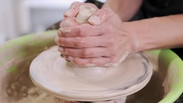 Close-up de fazer jarro de cerâmica em uma roda na oficina — Vídeo de Stock