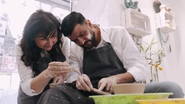 Happy gift midaldrende par har en dato i keramik workshop – Stock-video