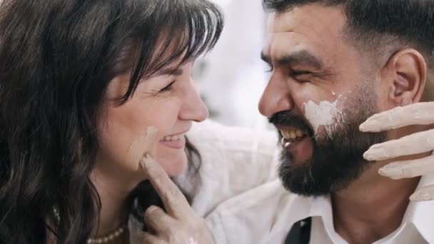 Glückliches Ehepaar mittleren Alters bei einem Date in der Töpferei — Stockvideo