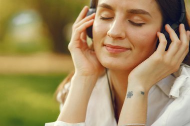 Şık bir kadın bahar parkında vakit geçiriyor.