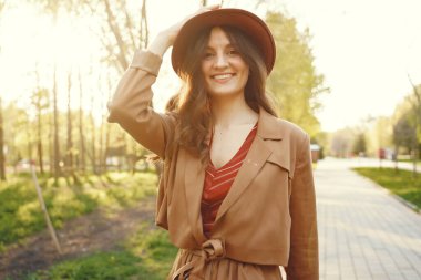 Şık bir kadın bahar parkında vakit geçiriyor.