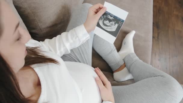 Portrait de gaie fille enceinte montrant image échographie balayage — Video