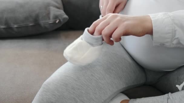 Portret van vrolijk zwanger meisje tonen echografie scan afbeelding — Stockvideo