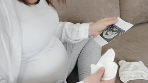Ritratto di allegra ragazza incinta che mostra l'immagine ecografia scansione — Video Stock