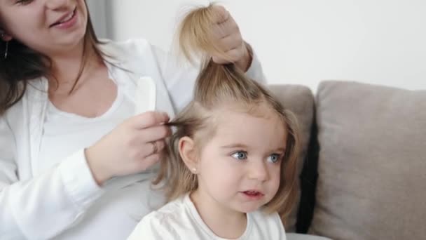 Mãe grávida sentada no sofá com sua filha — Vídeo de Stock