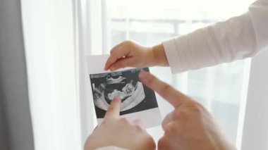 Bebek bekliyorum, ultrasona bakıyorum. Yakından.