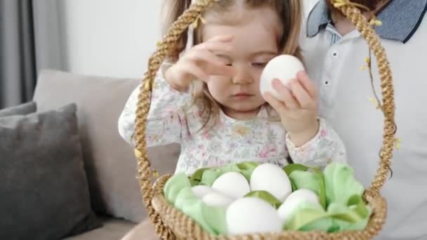 Família de três ovos de pintura sentados no sofá na Páscoa — Vídeo de Stock