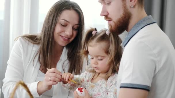 Familia de tres huevos de pintura sentados en el sofá en Pascua — Vídeos de Stock