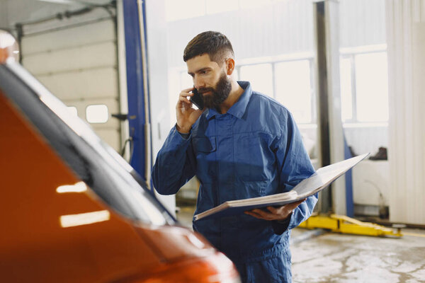 Автомеханик решает вопросы по телефону с документами