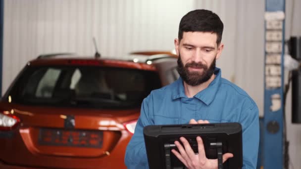 Mécanicien utilise une tablette au service de voiture — Video