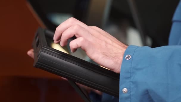 Mecánico utiliza una tableta en el servicio de coche — Vídeo de stock