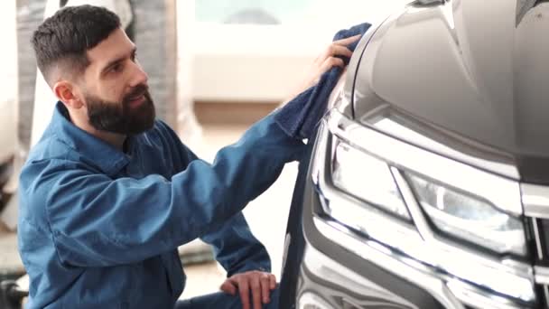 Polimento de corpo de carro preto com ferramenta de polidor no serviço de automóvel — Vídeo de Stock