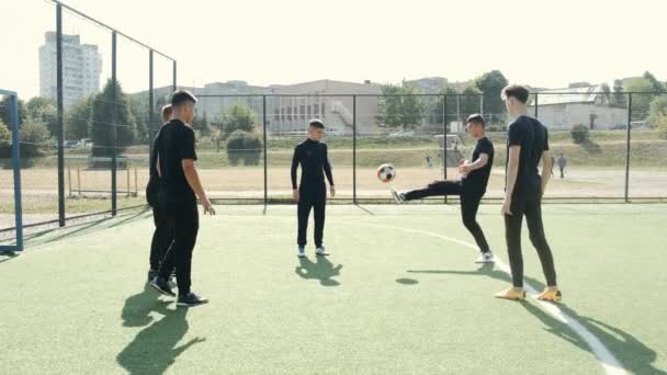 Jonge voetballers trainen voetbal op het veld — Stockvideo