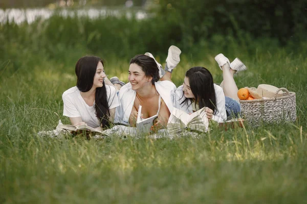 Grupo de meninas lê livros em um parque — Fotografia de Stock