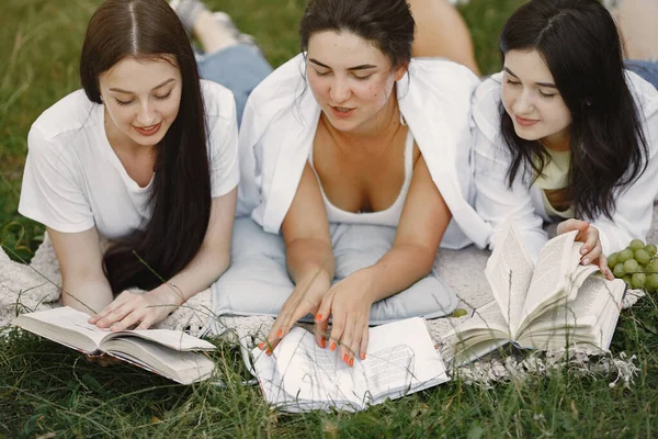 Groep meisjes leest boeken in een park — Stockfoto