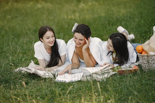 女の子のグループは公園で本を読む — ストック写真