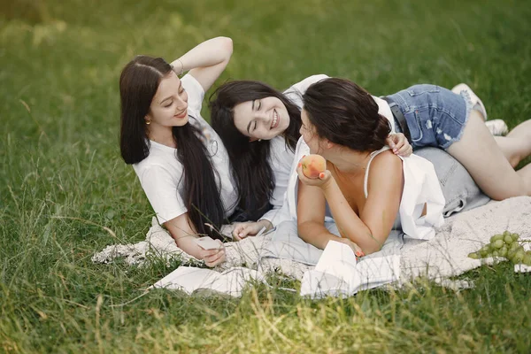 Skupina dívek čte knihy v parku — Stock fotografie