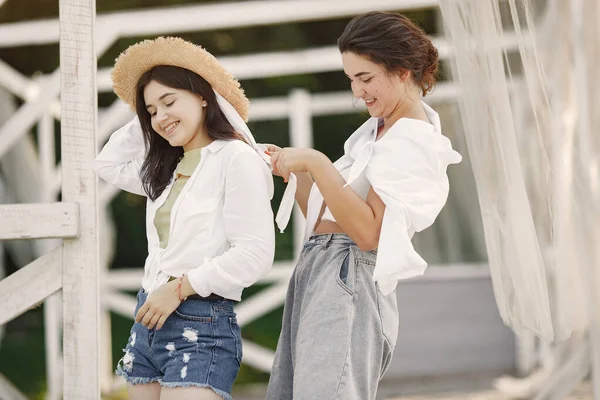 Las niñas pasan tiempo en un parque de verano — Foto de Stock