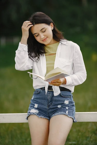 Menina de pé em um parque de verão — Fotografia de Stock