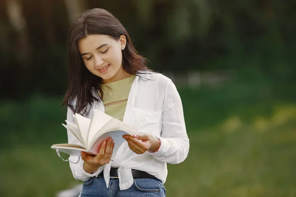 站在夏季公园里的女孩 — 图库照片