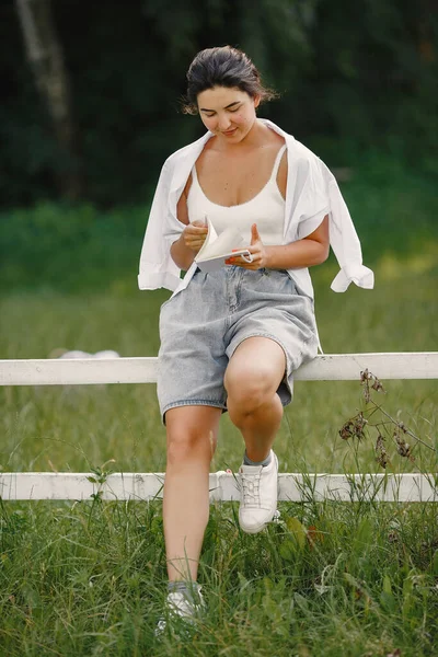 Meisje staand in een zomer park — Stockfoto