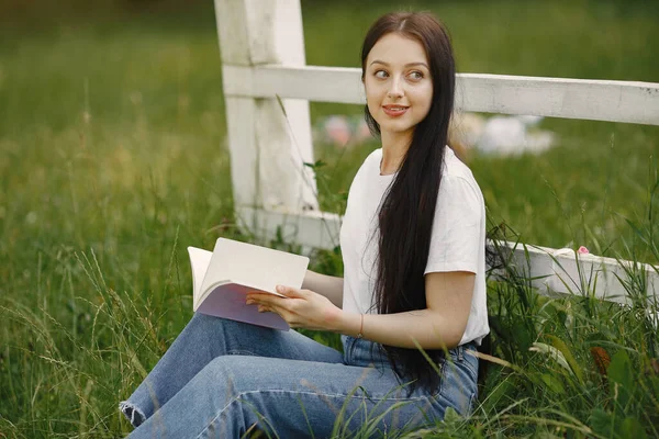 Menina de pé em um parque de verão — Fotografia de Stock