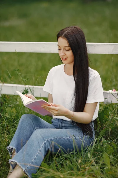 Meisje staand in een zomer park — Stockfoto