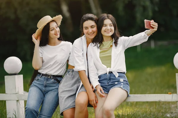 Meisjes brengen tijd door in een zomerpark — Stockfoto