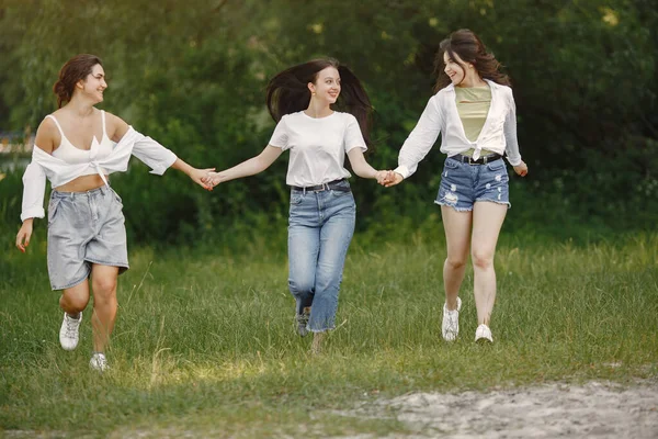 女孩们花时间在夏季公园里 — 图库照片