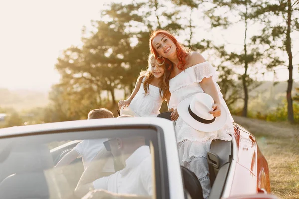 Famiglia in cabriolet cabriolet al tramonto — Foto Stock