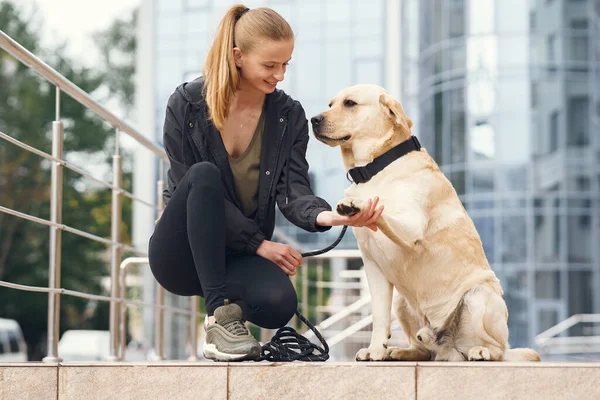 Retrato de una mujer con su hermoso perro — Foto de Stock