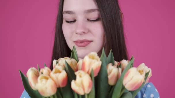 Στούντιο νεαρής γυναίκας απομονωμένο σε ροζ — Αρχείο Βίντεο