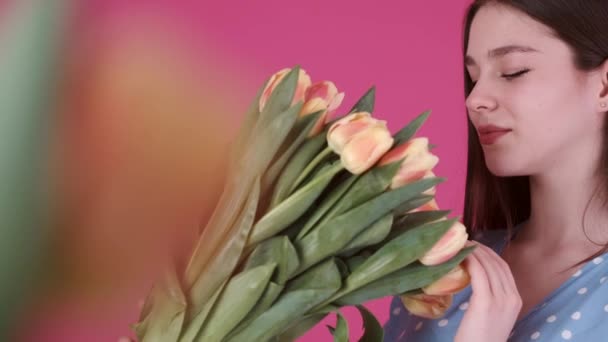 Στούντιο νεαρής γυναίκας απομονωμένο σε ροζ — Αρχείο Βίντεο