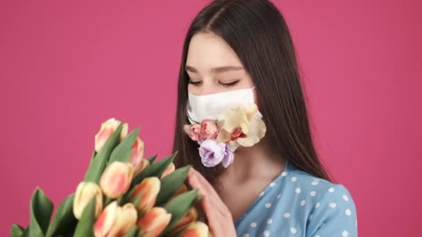 Mooie jonge vrouw genieten van smaak van tulpen — Stockvideo