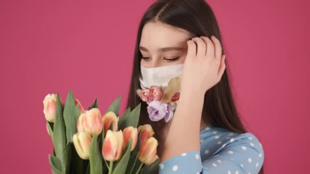 Mooie jonge vrouw genieten van smaak van tulpen — Stockvideo