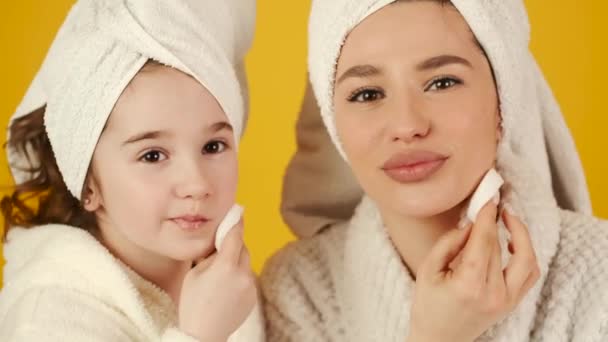 Madre e hija en túnicas haciendo maquillaje — Vídeos de Stock